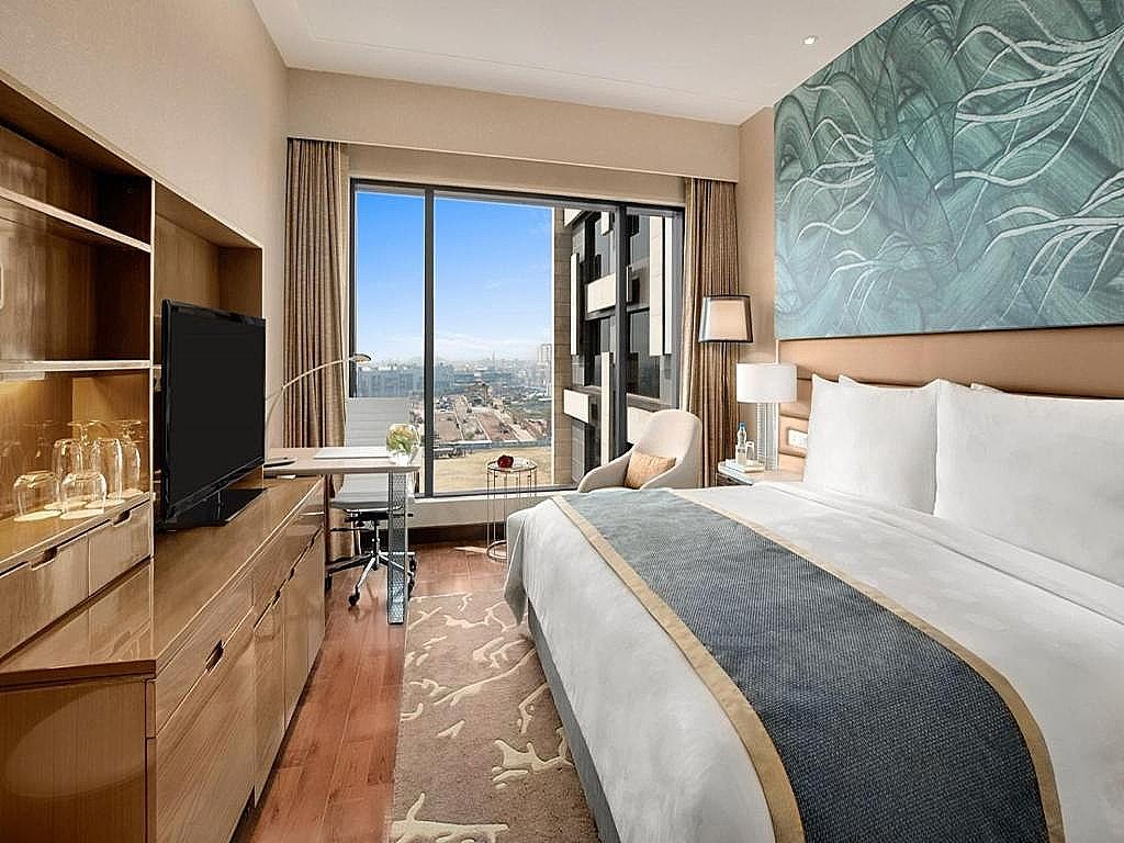 Leela Ambience Convention Hotel, Delhi Deluxe Room with Bathtub 6