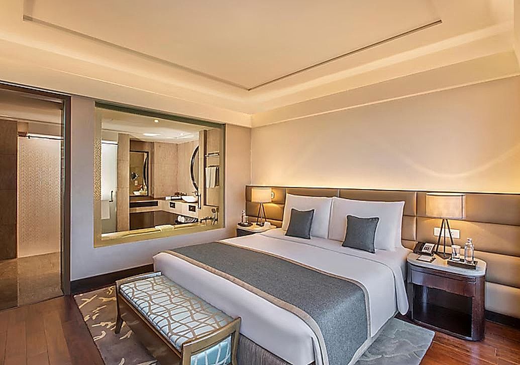 Leela Ambience Convention Hotel, Delhi Deluxe Room with Bathtub