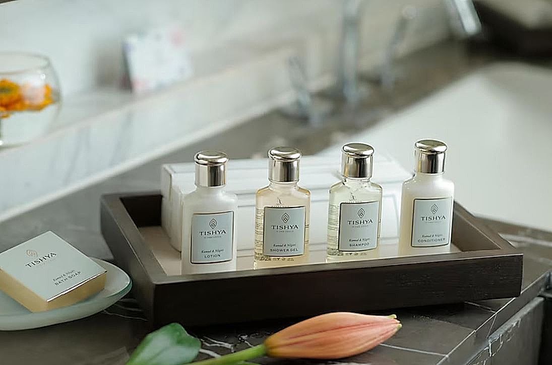 Leela Ambience Convention Hotel, Delhi Deluxe Room with Bathtub 9