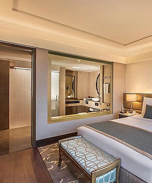 Leela Ambience Convention Hotel, Delhi Deluxe Room with Bathtub 11