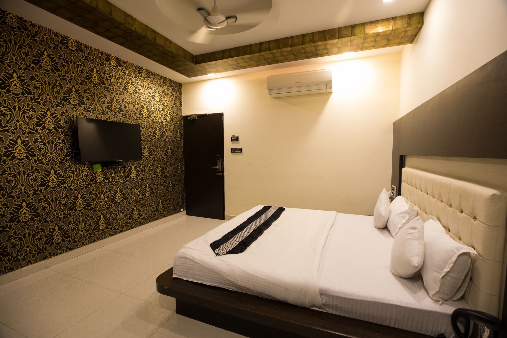 The Jewel's Hotel DELUXE ROOM 19