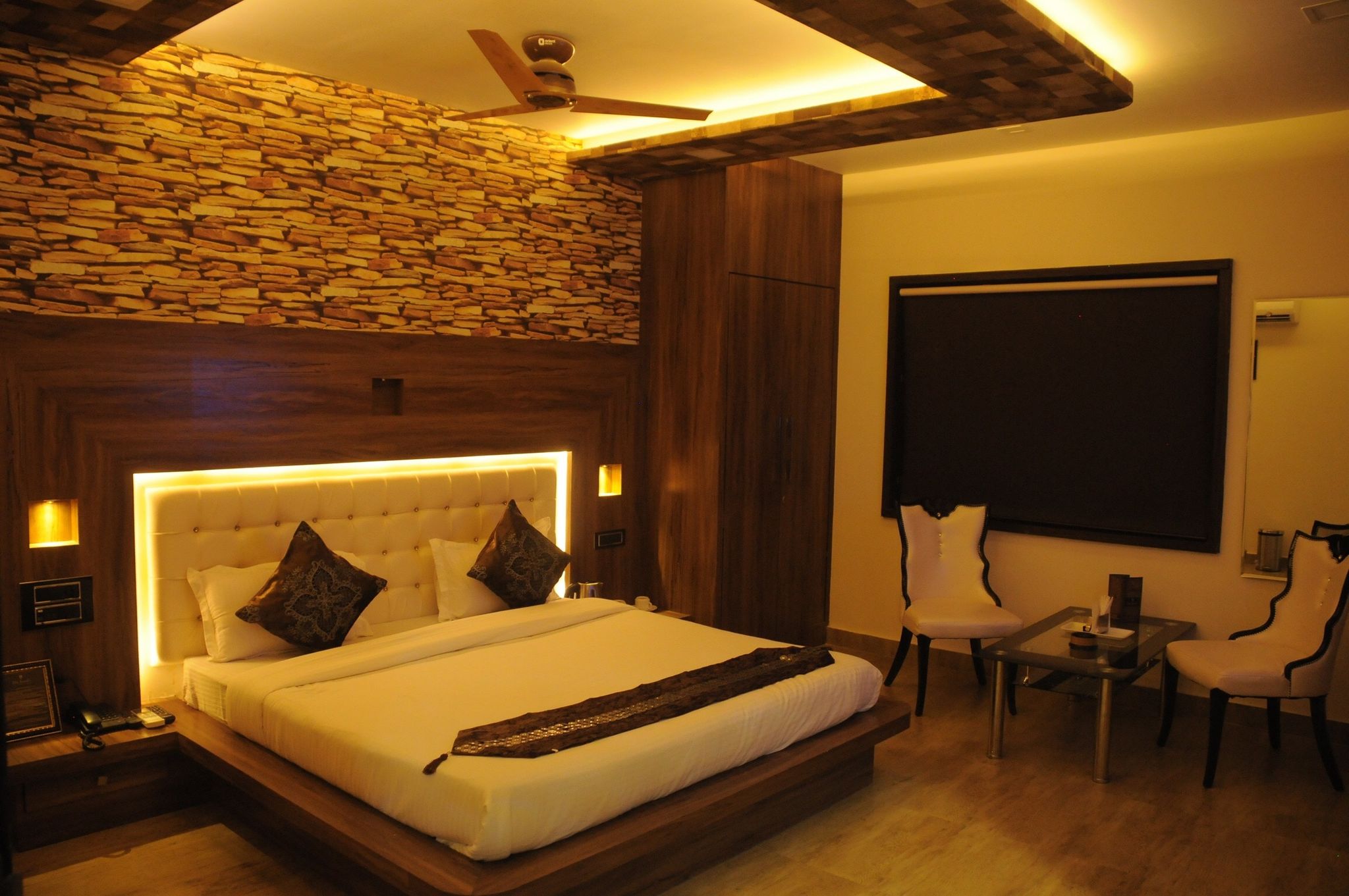 EXECUTIVE ROOM