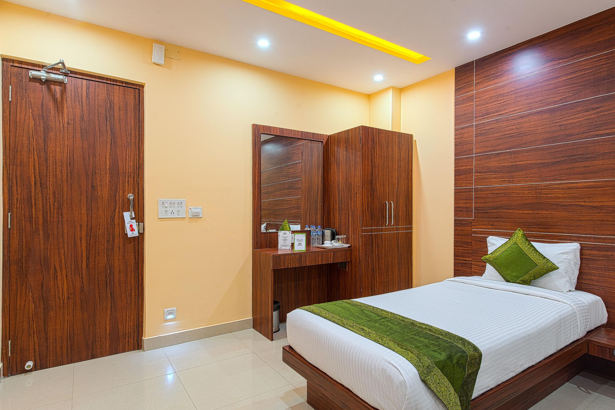 Treebo Globe International, Near Kalighat Mandir Standard Double Room 3