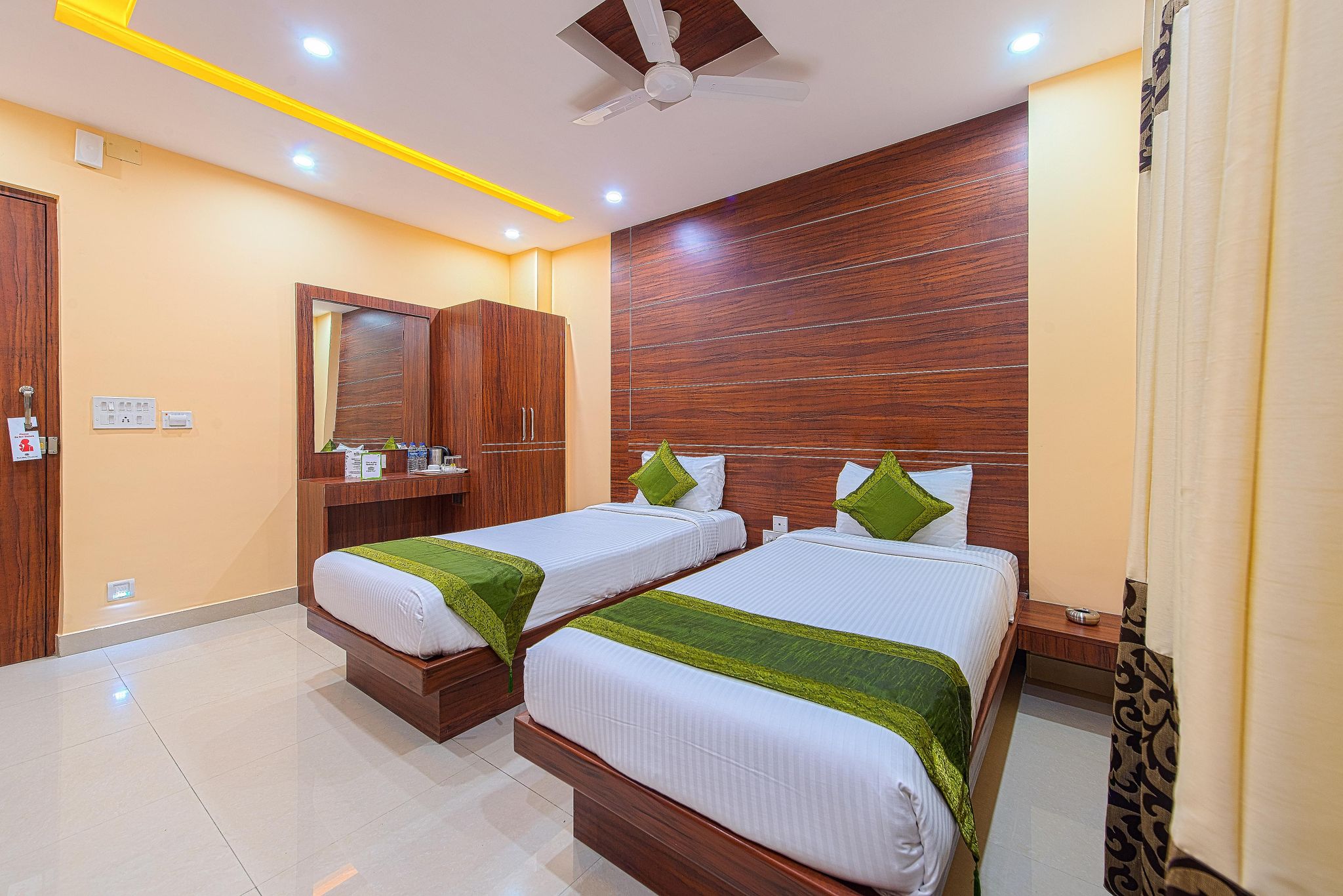 Treebo Globe International, Near Kalighat Mandir Standard Double Room 6