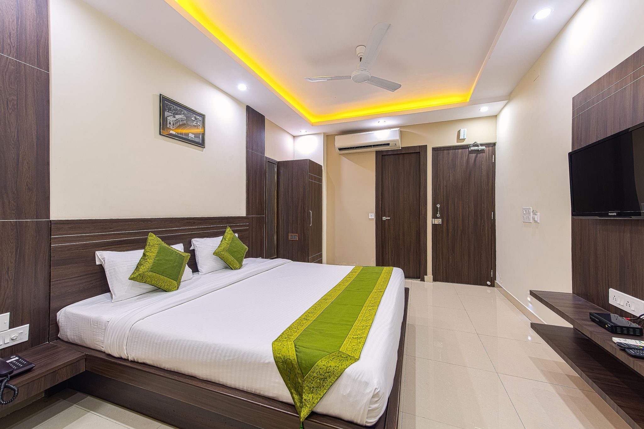 Treebo Globe International, Near Kalighat Mandir Standard Double Room 5