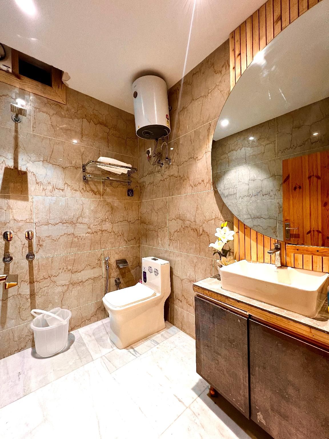 Divine Inn Hotel Rajouri Garden Stand Queen Room 3