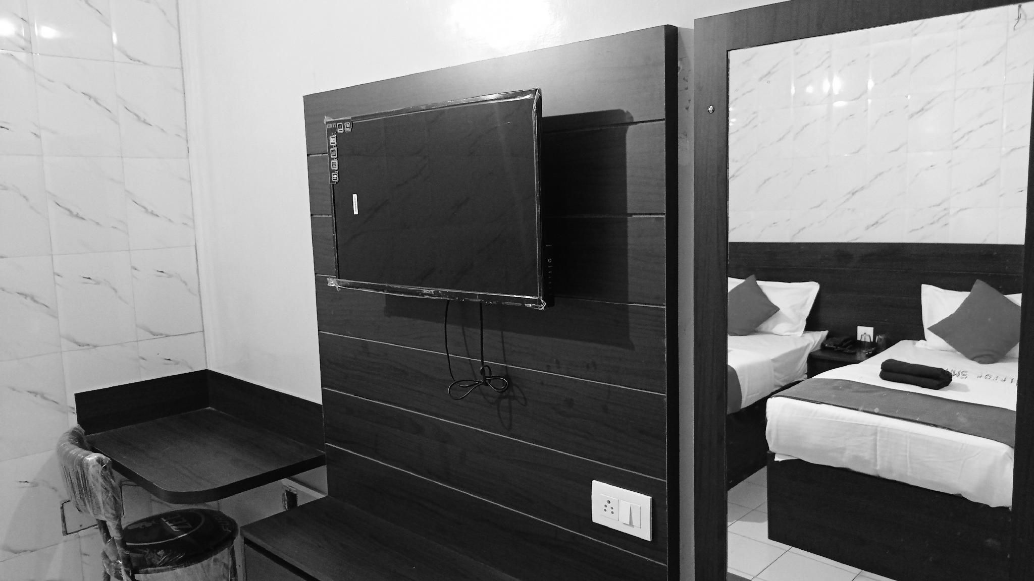 undefined Om Palace Hotel 7