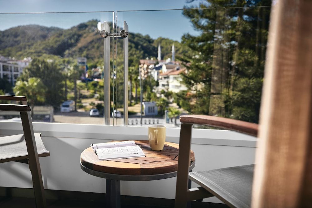 Suite, View (Land)