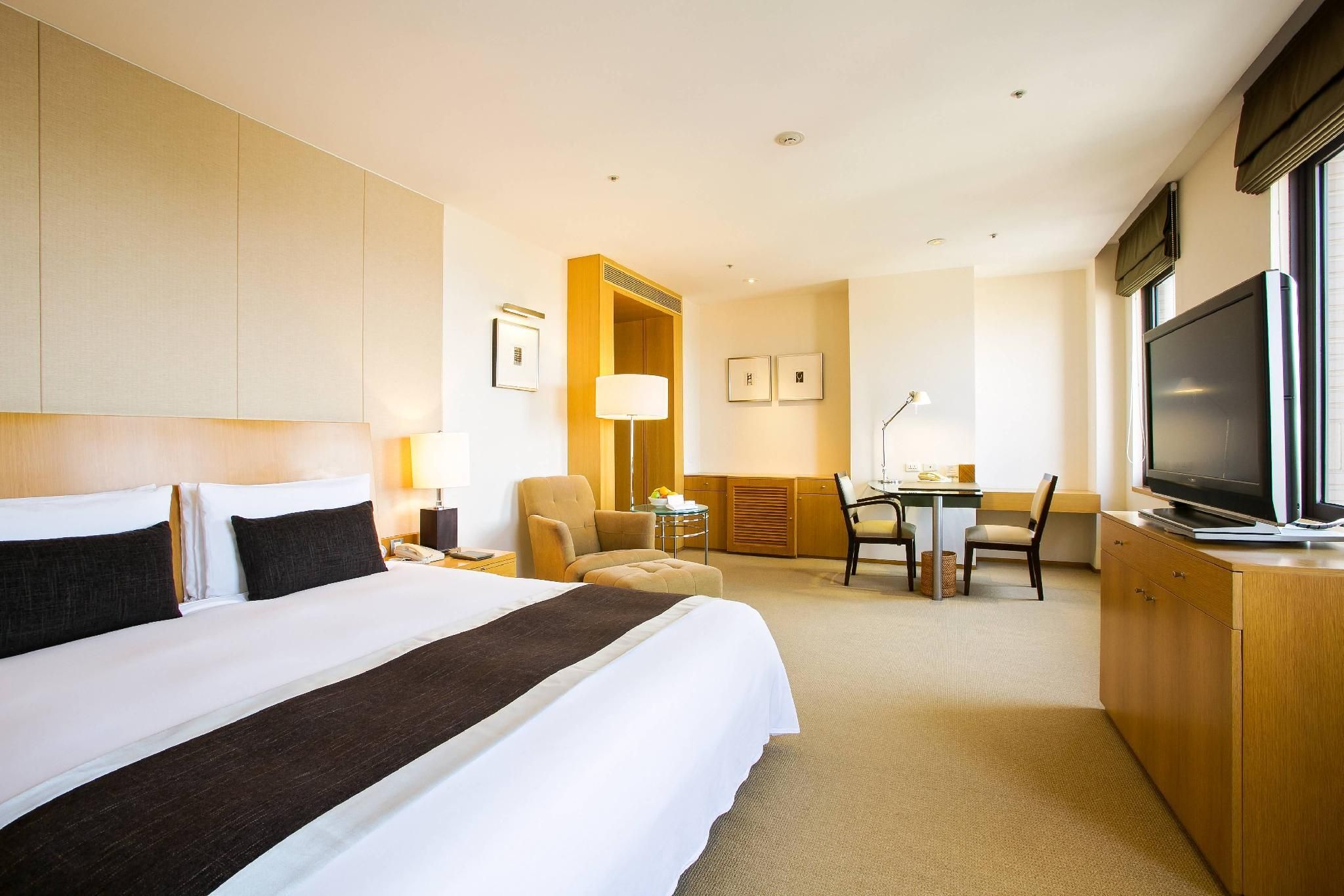 Corner King Room