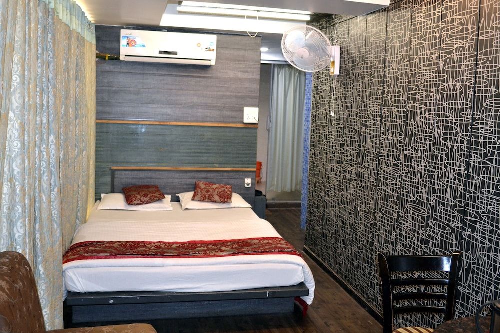 Hotel Swagat Deluxe Double Room 9