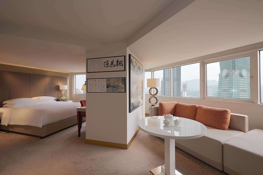 Premium Studio, 1 King Bed (Club Access, 101 View)
