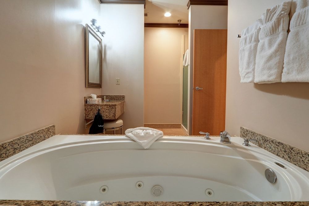 Dimond Center Hotel Standard Room, 2 Queen Beds 14