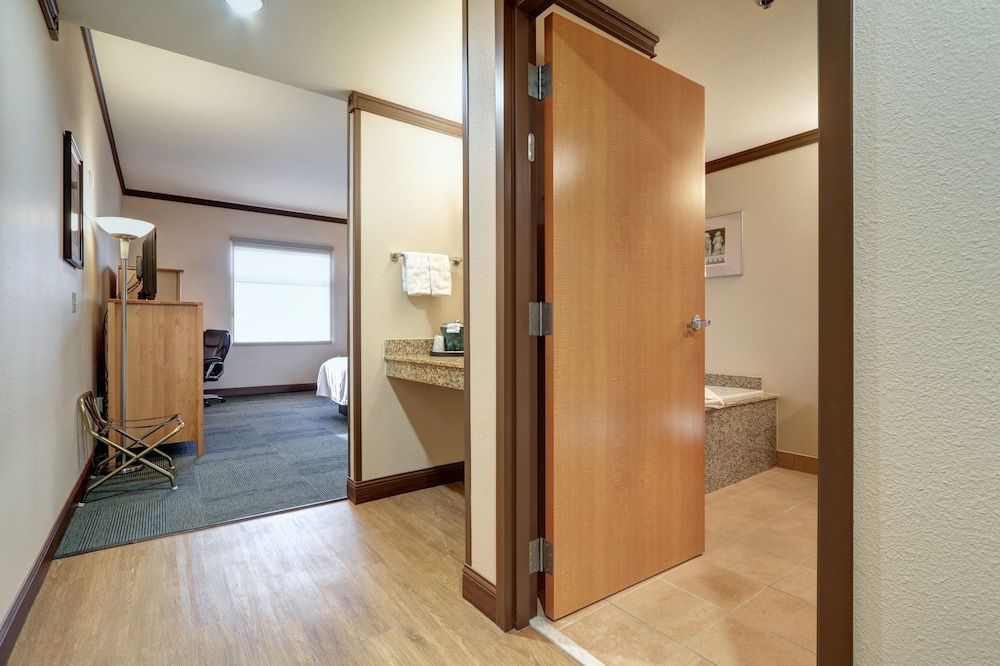 Dimond Center Hotel Standard Room, 2 Queen Beds 20