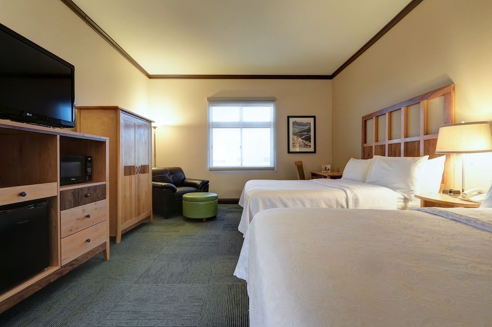 Dimond Center Hotel Standard Room, 2 Queen Beds 8