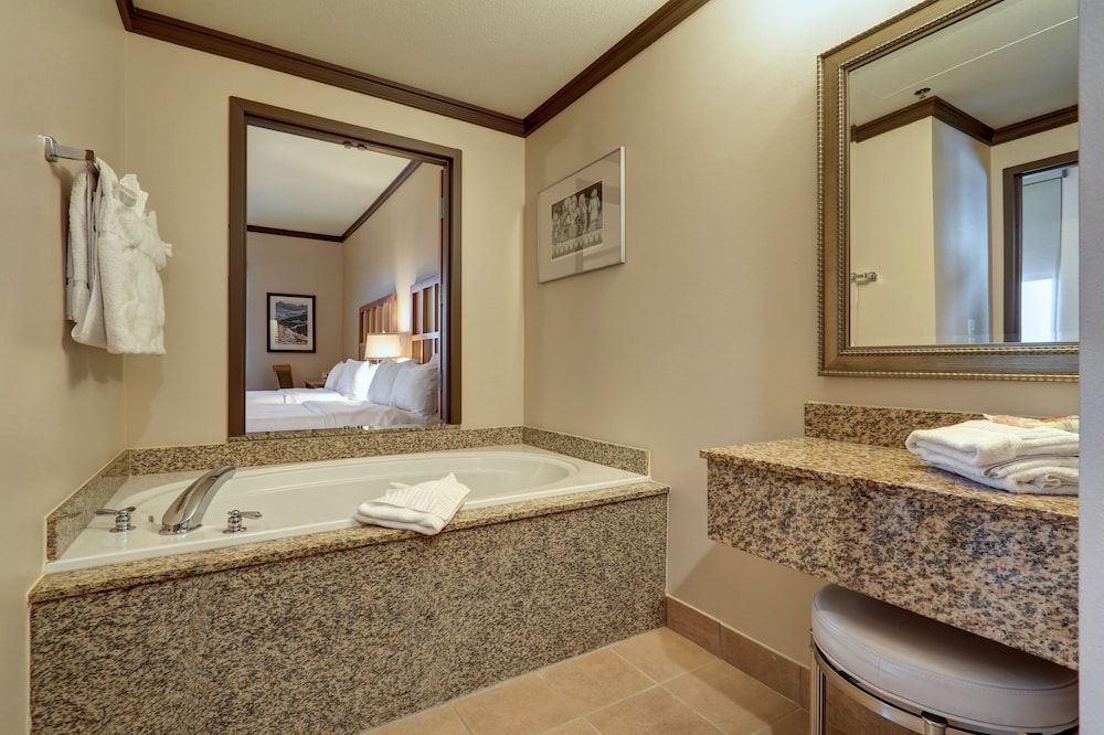 Dimond Center Hotel Standard Room, 2 Queen Beds 13