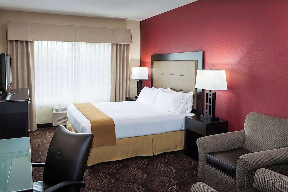 Room, 1 King Bed, Mobility Accessible, Non Smoking (Bathtub w/ Grab Bars)