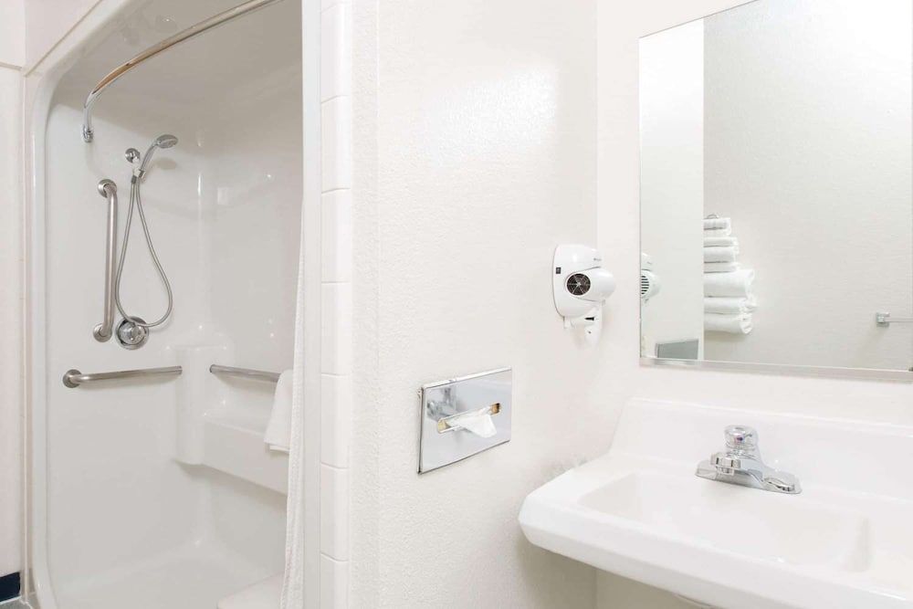 Junior Suite, 1 Queen Bed, Accessible, Non Smoking (Roll-In Shower)
