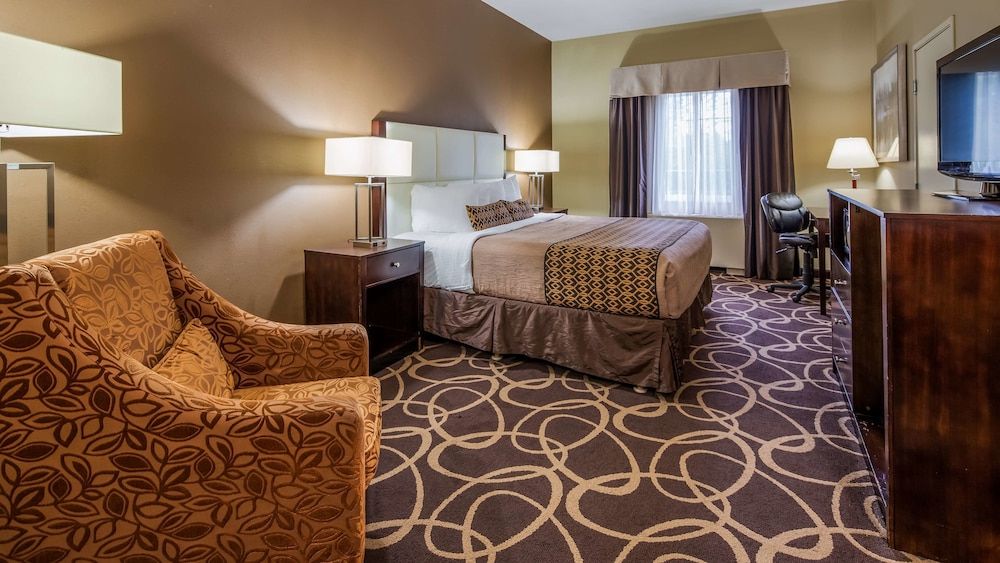 Best Western Plus Pioneer Park Inn Standard Room, 1 King Bed, Non Smoking, Refrigerator & Microwave 4