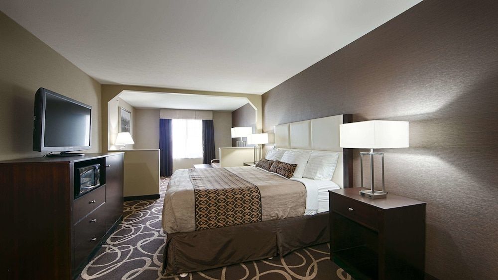 Best Western Plus Pioneer Park Inn Standard Room, 1 King Bed, Non Smoking, Refrigerator & Microwave 2