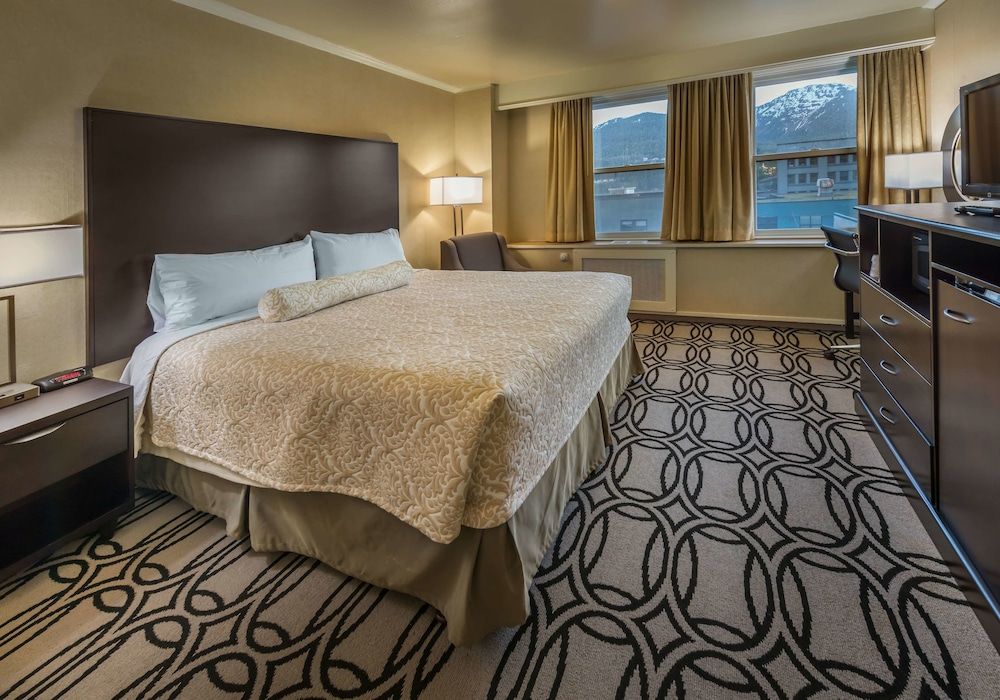 Deluxe Room, 1 King Bed, Non Smoking, Refrigerator & Microwave