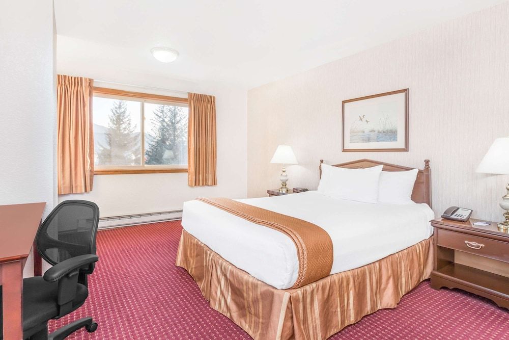 Business Room, 1 King Bed, Refrigerator & Microwave