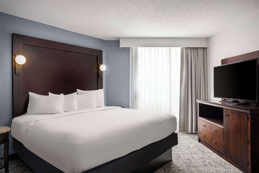 Suite, 1 King Bed, Accessible, Bathtub