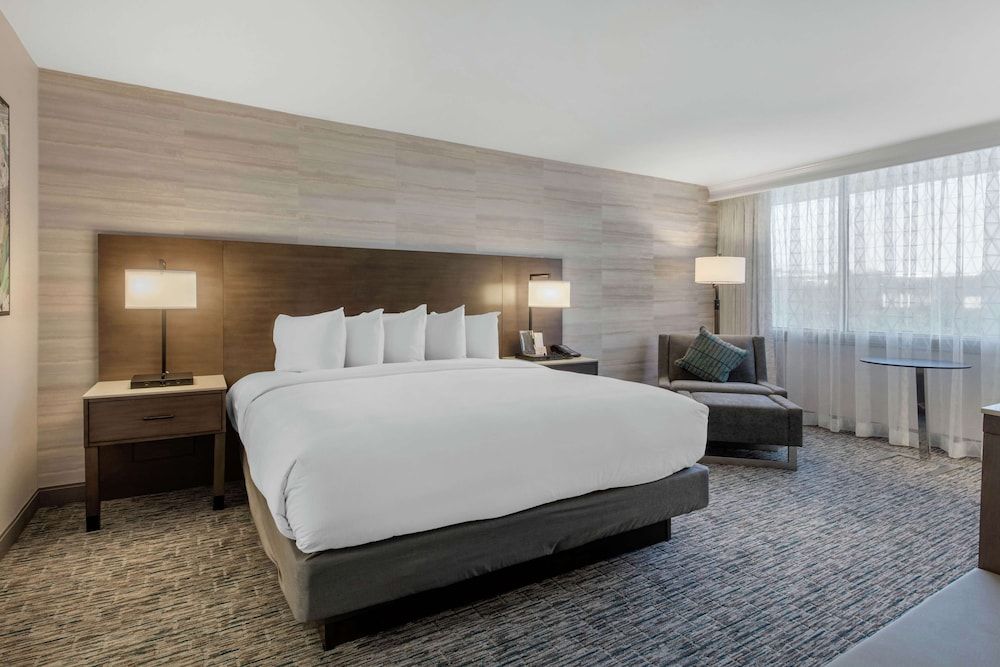Room, 1 King Bed, Accessible (Mobility & Hearing, Roll-In Shower)