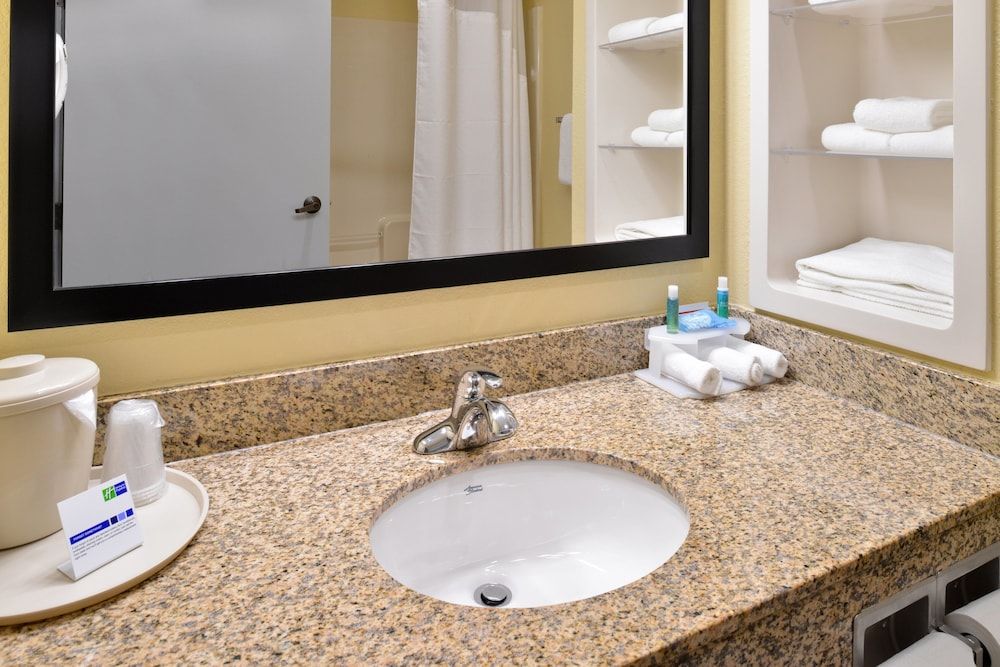 Standard Room, 2 Queen Beds, Mobility Accessible (Accessible Tub)