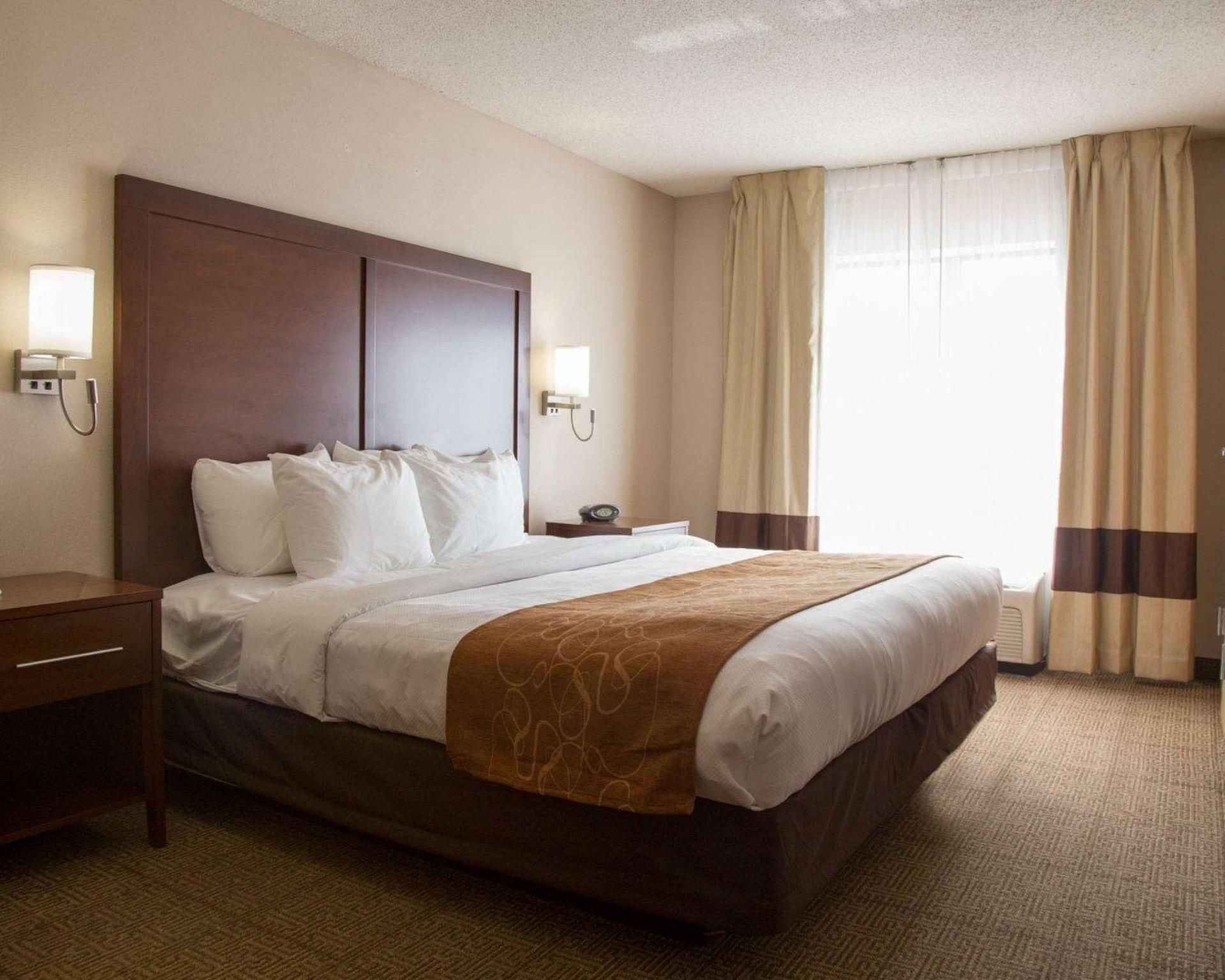 1 King Bed, Suite, Nonsmoking, Accessible