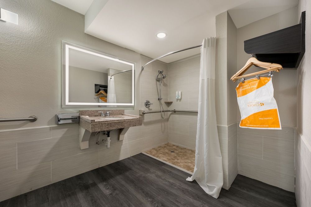 Quality Inn Gadsden – Attalla Room, 2 Double Beds, Accessible, Non Smoking 4