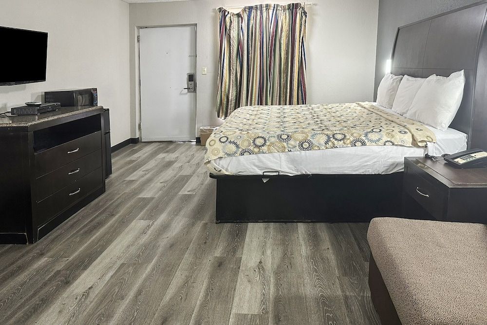 Regal Inn Guntersville By OYO Hwy 431 Room, 1 King Bed, Non Smoking 3