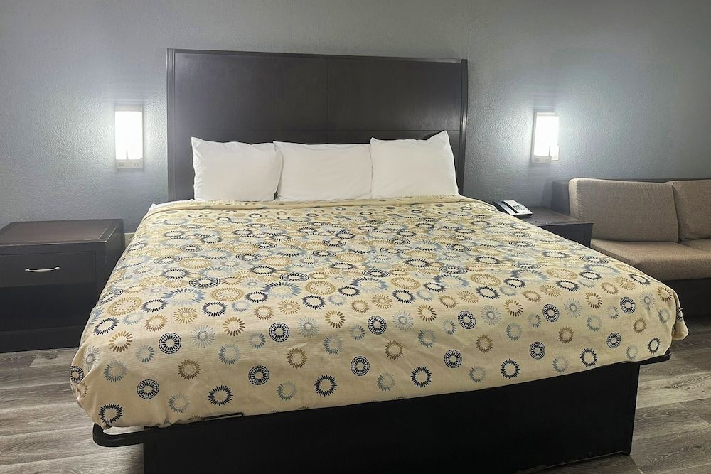 Regal Inn Guntersville By OYO Hwy 431 Room, 1 King Bed, Non Smoking 2