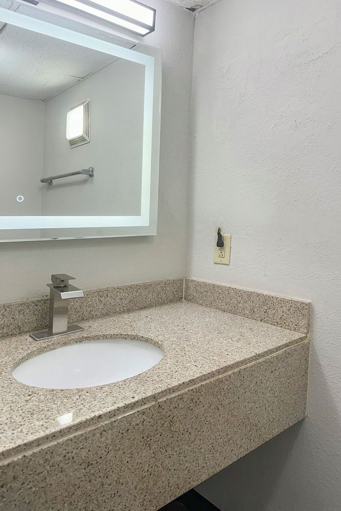 Regal Inn Guntersville By OYO Hwy 431 Room, 1 King Bed, Non Smoking 7