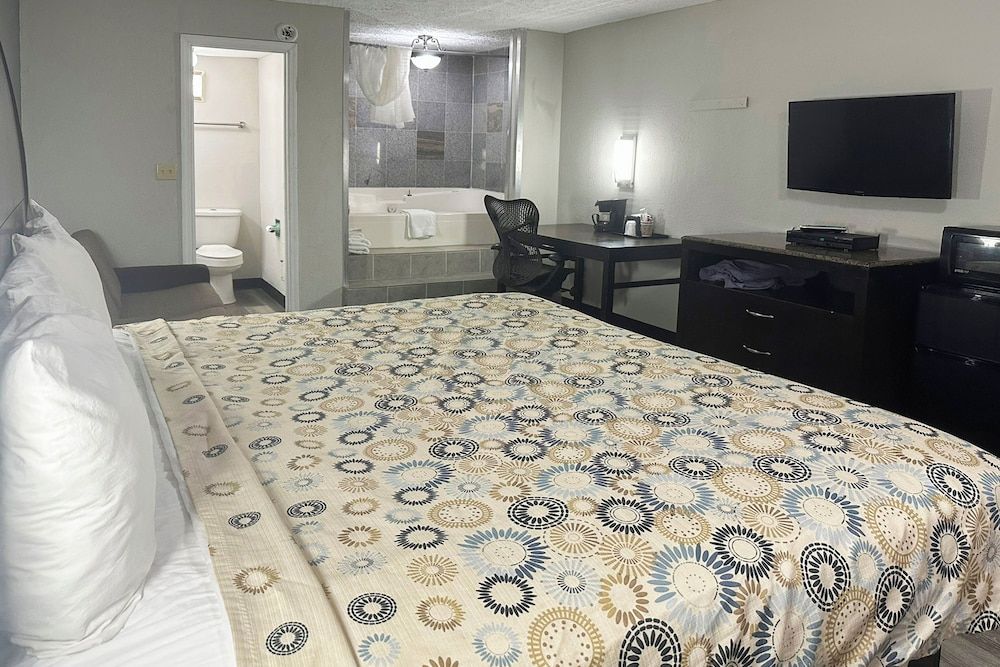 Regal Inn Guntersville By OYO Hwy 431 Room, 1 King Bed, Non Smoking 4