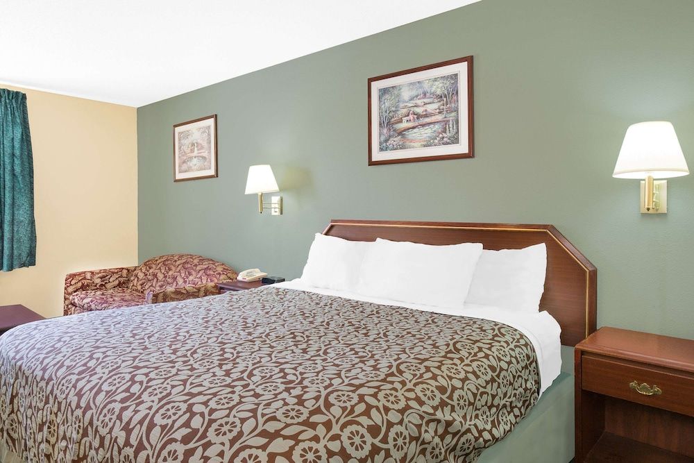 Studio Suite, 1 King Bed, Smoking