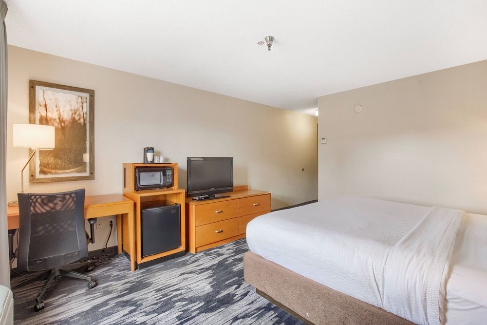 Room, 1 King Bed (Mobility/Hearing Accessible, Tub)