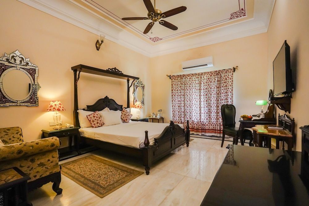 Khas Bagh Deluxe Double Room 11