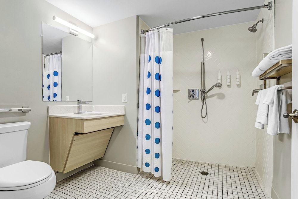 Studio, 1 Queen Bed with Sofa bed (Mobility/Hearing Accessible, Tub)
