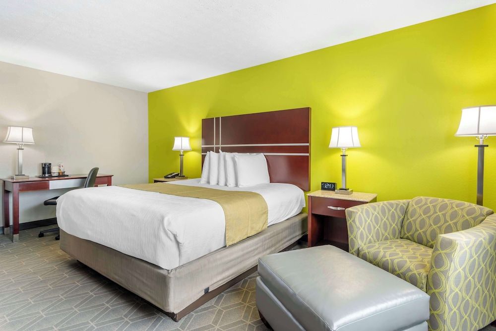 Best Western Auburn/Opelika Inn Standard Room, 1 King Bed, Non Smoking, Refrigerator & Microwave