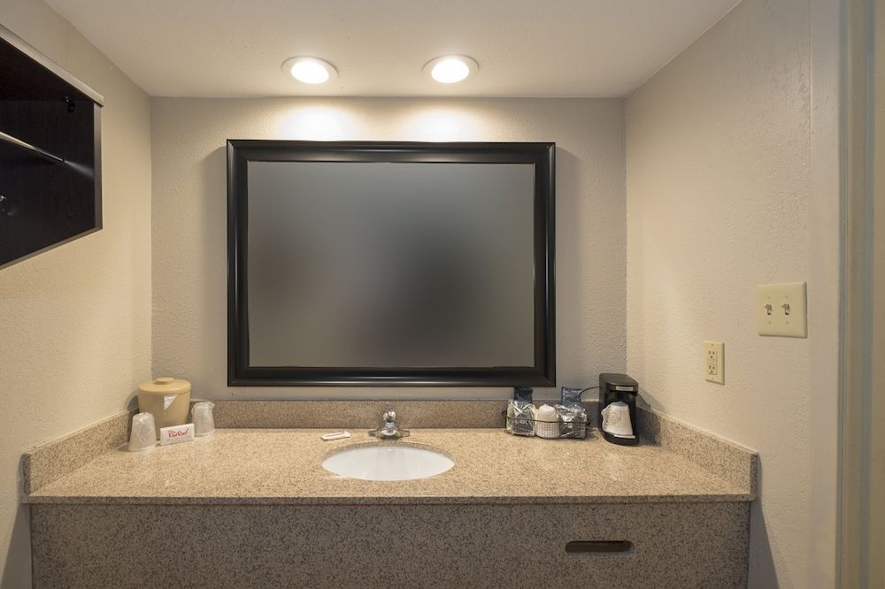 Red Roof Inn Mobile North - Saraland Superior Room, 1 King Bed, Non Smoking (Renovated) 9