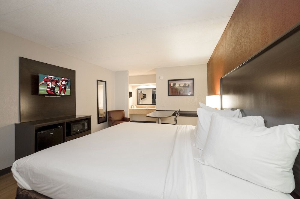 Red Roof Inn Mobile North - Saraland Superior Room, 1 King Bed, Non Smoking (Renovated) 2