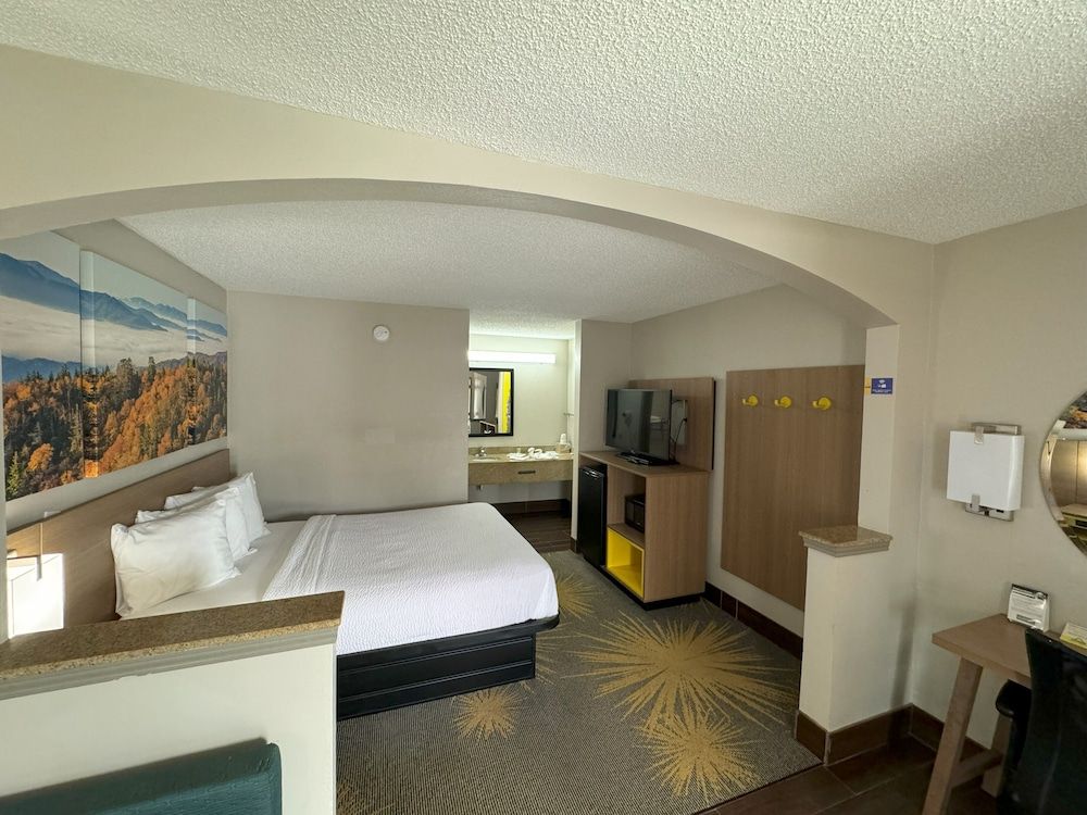 Standard Room, 1 Queen Bed