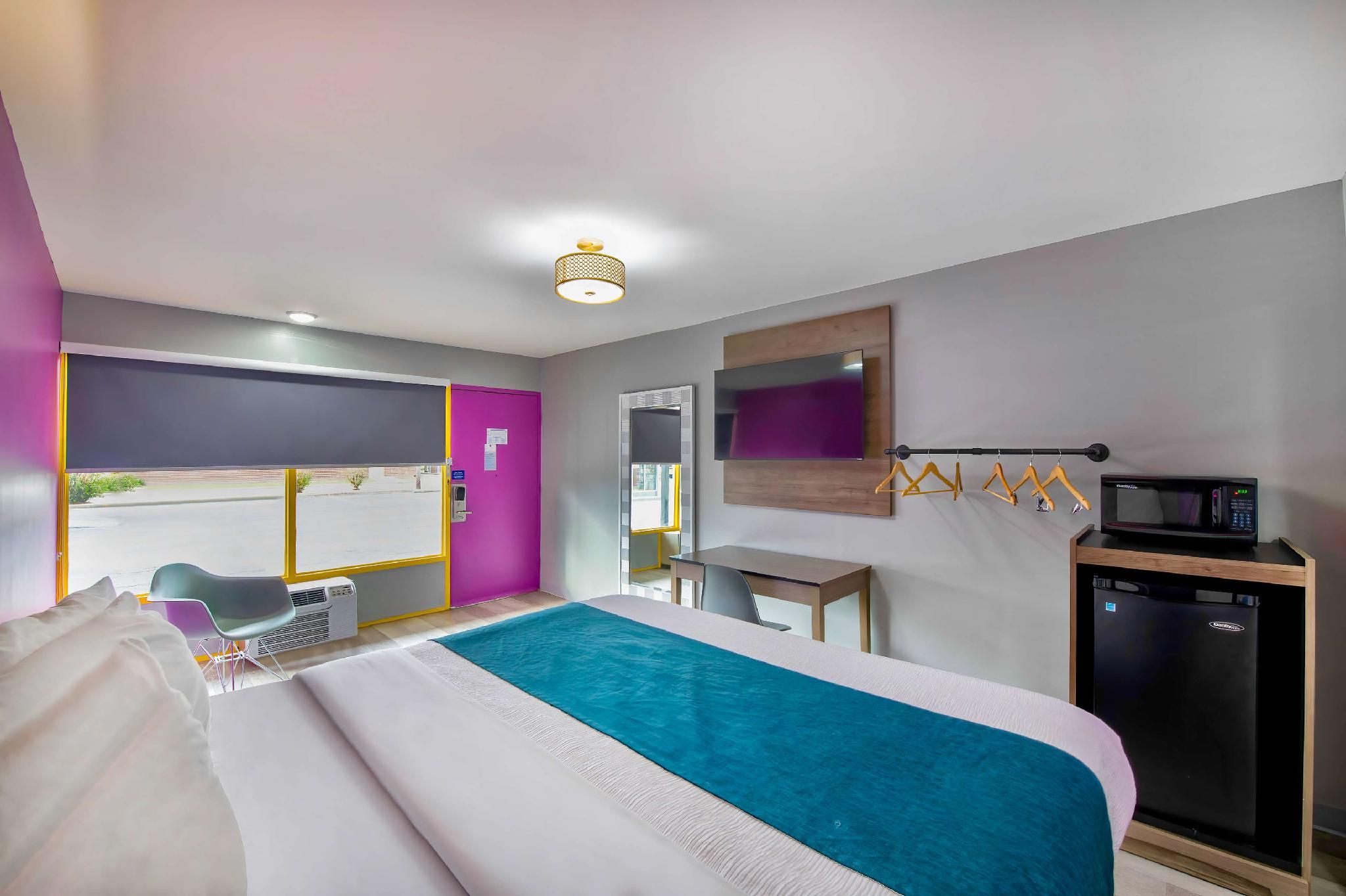 1 King Bed | Non-Smoking