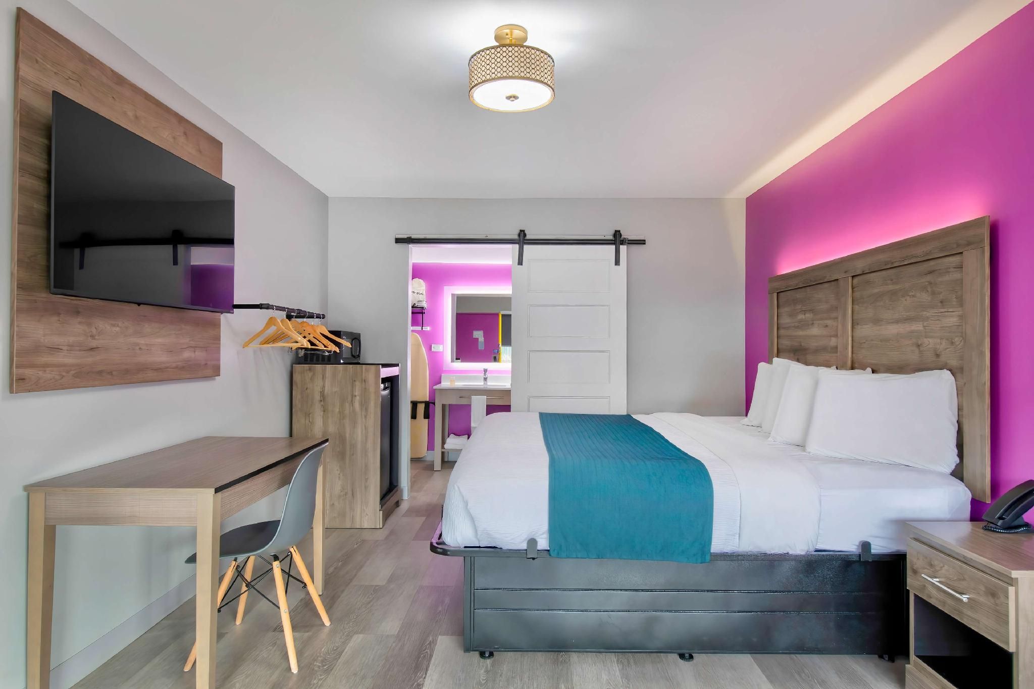 1 King Bed | Mobility Accessible RI Shower Nsmk