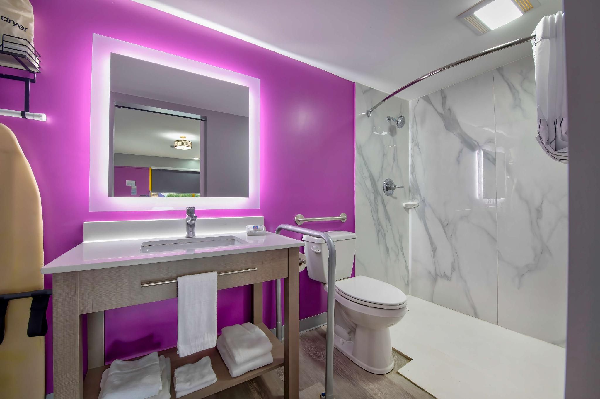 1 King Bed | Mobility Accessible RI Shower Nsmk