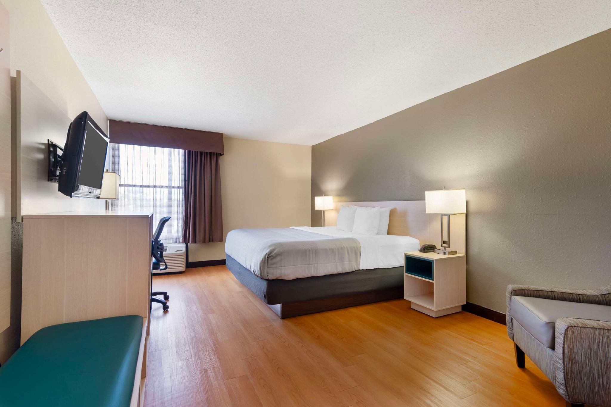 1 King Bed, Efficiency, Nonsmoking, Accessible