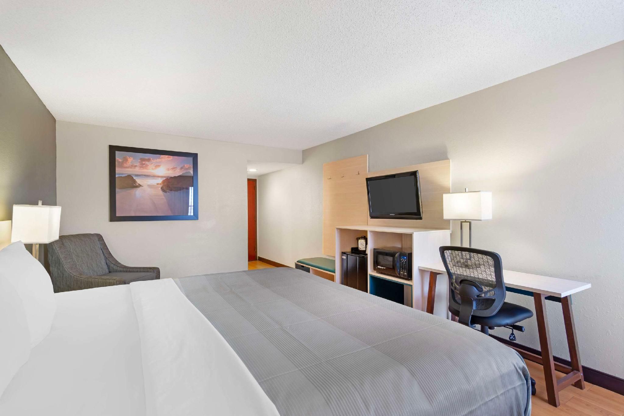 1 King Bed No Smoking