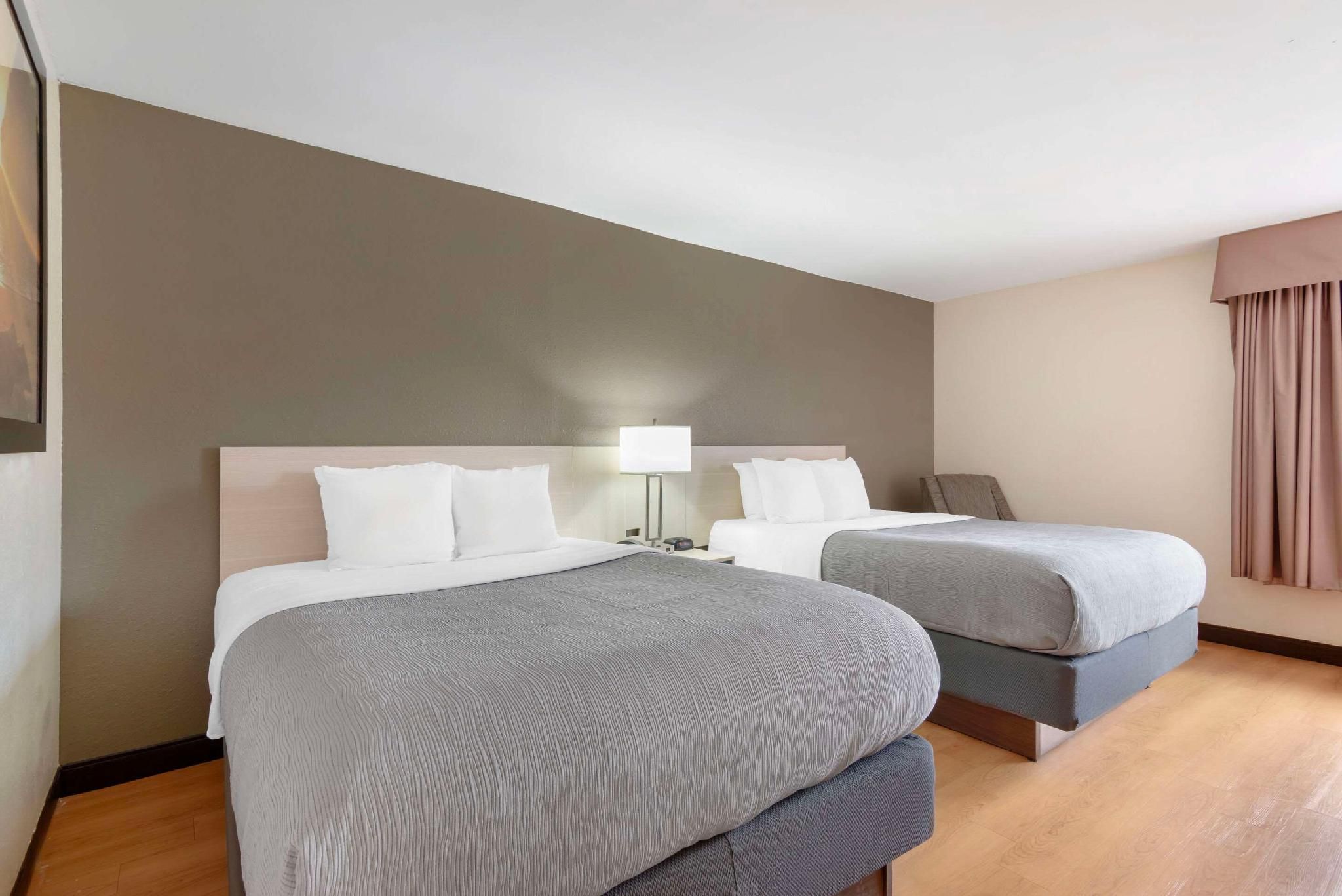 2 Queen Beds No Smoking