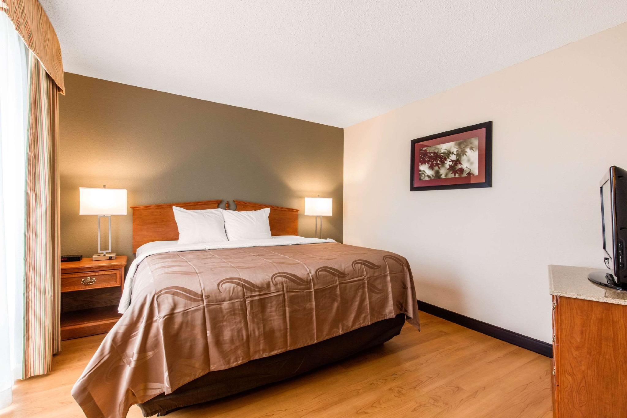 1 King Bed Smoking Accessible