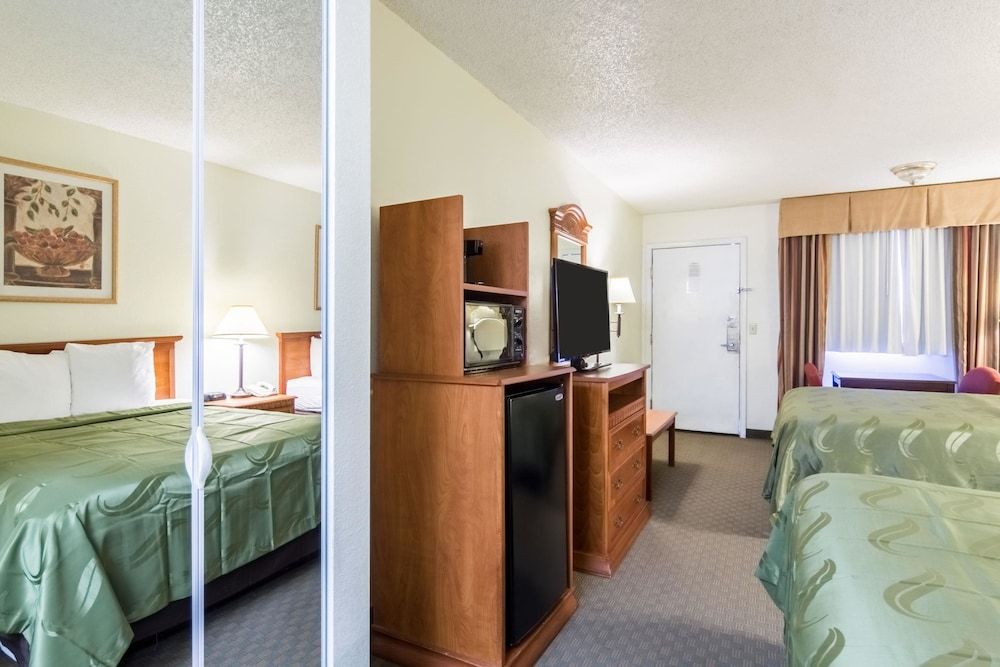 Exterior Room, 2 Queen Beds, Non Smoking (Pet Friendly)